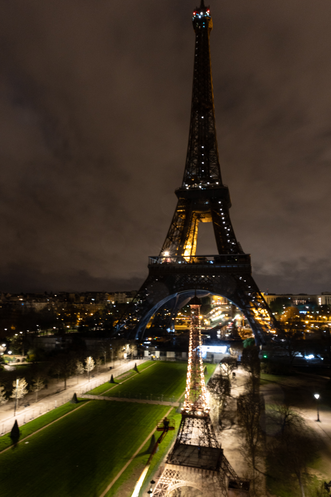 la tour eiffel a un bebe